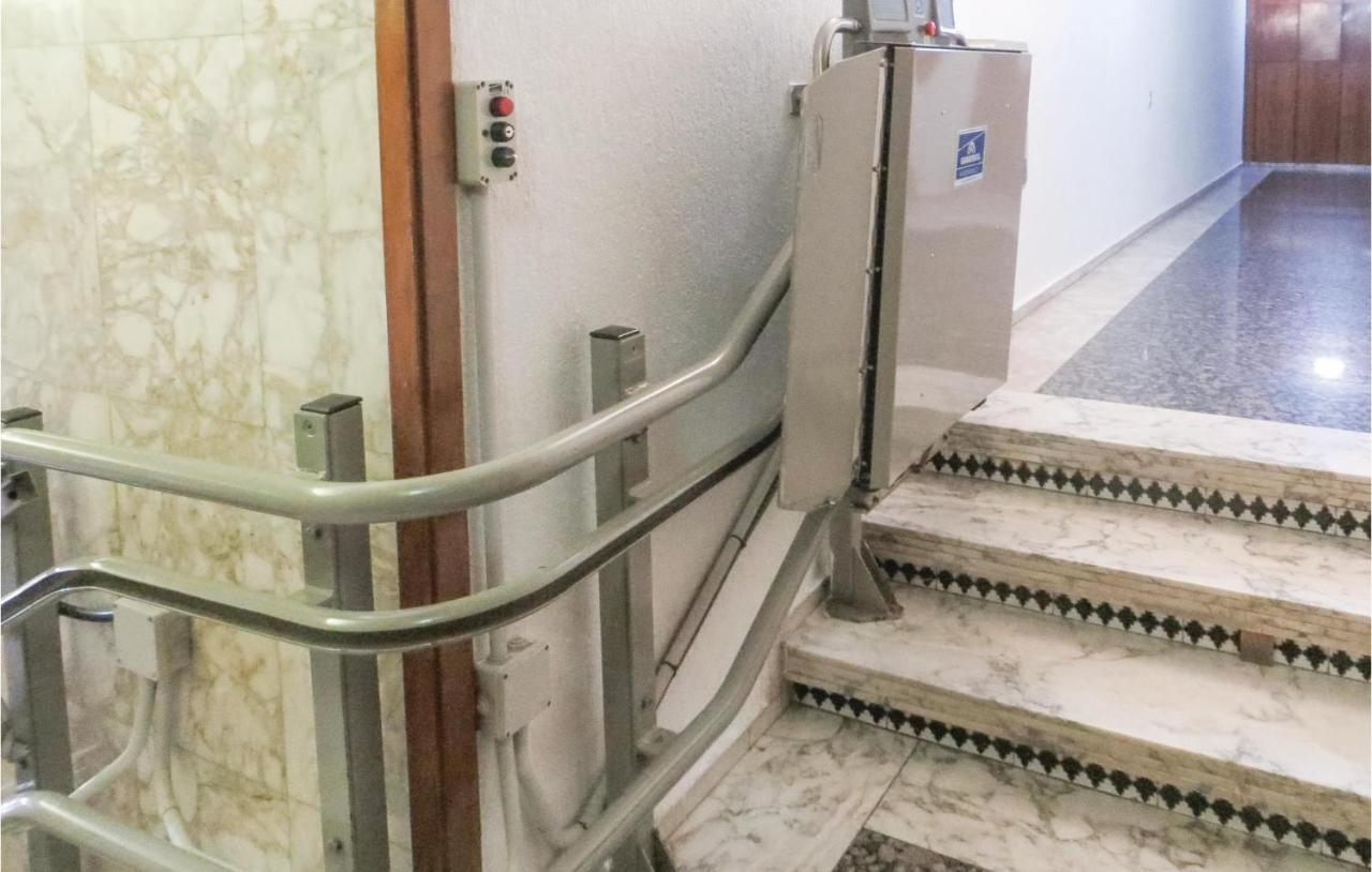 2 Bedroom Stunning Apartment In Торевьиа Экстерьер фото