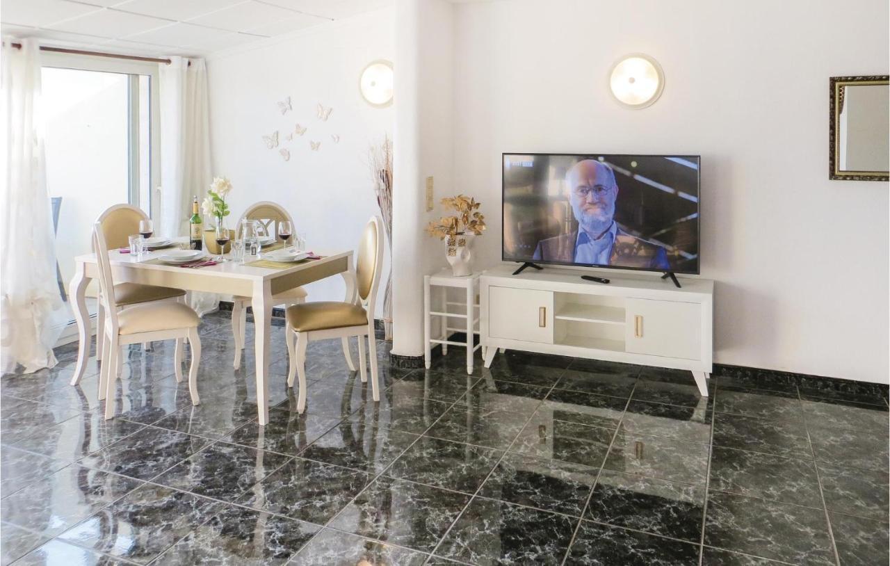 2 Bedroom Stunning Apartment In Торевьиа Экстерьер фото