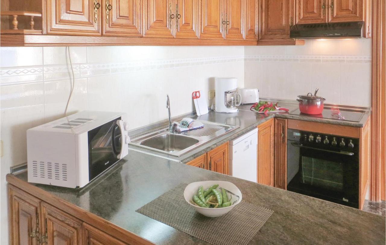 2 Bedroom Stunning Apartment In Торевьиа Экстерьер фото