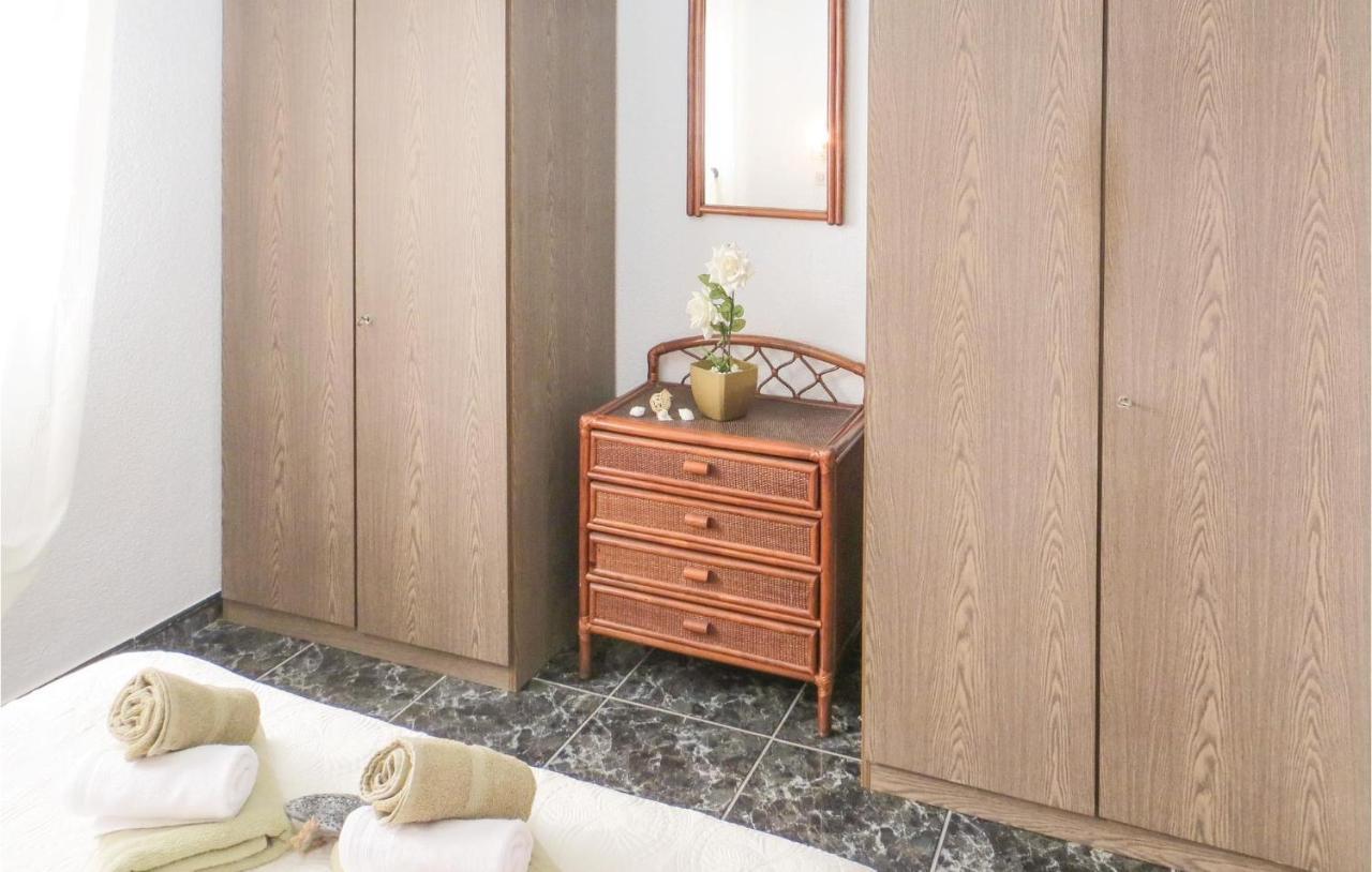 2 Bedroom Stunning Apartment In Торевьиа Экстерьер фото
