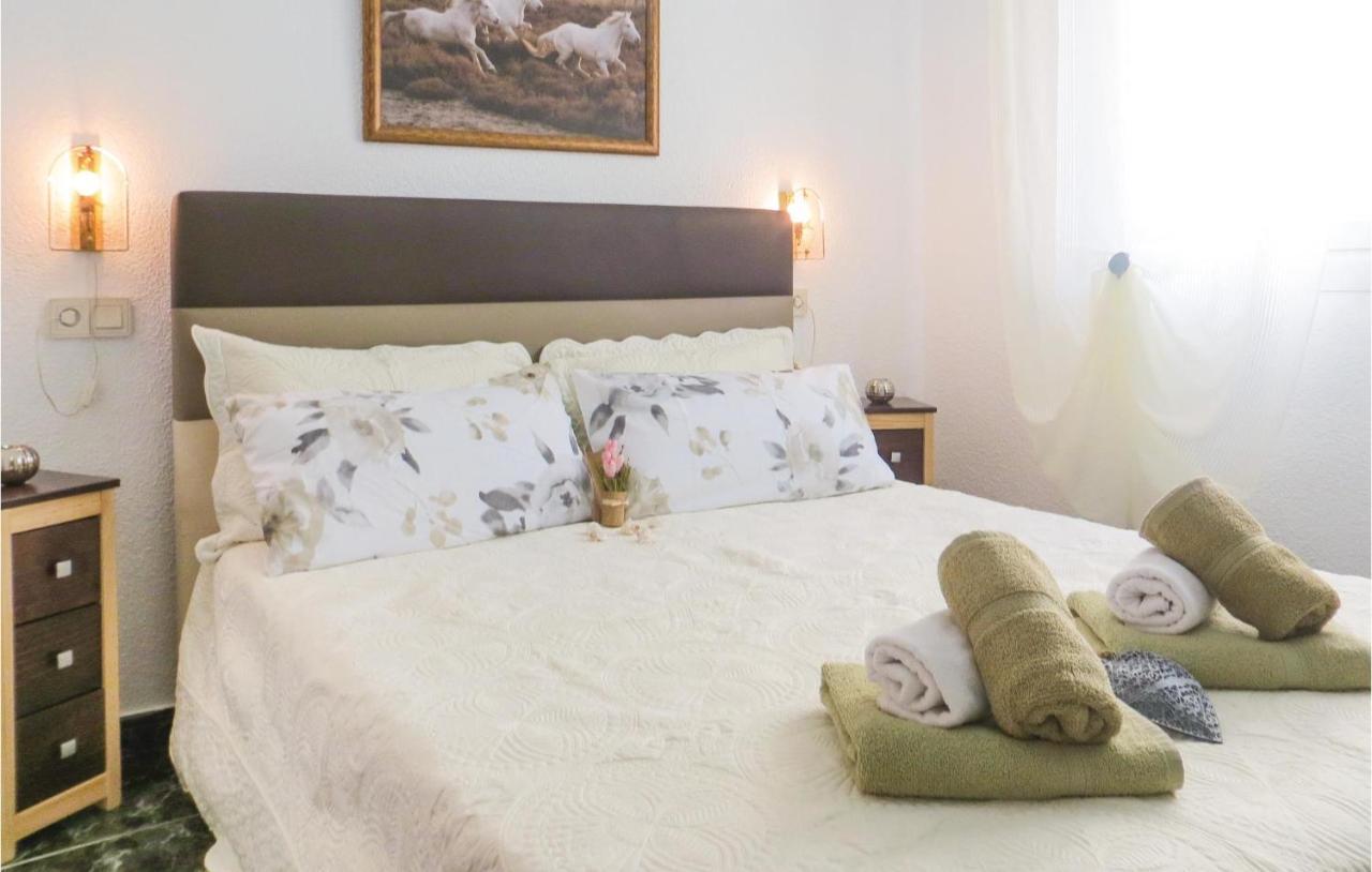 2 Bedroom Stunning Apartment In Торевьиа Экстерьер фото